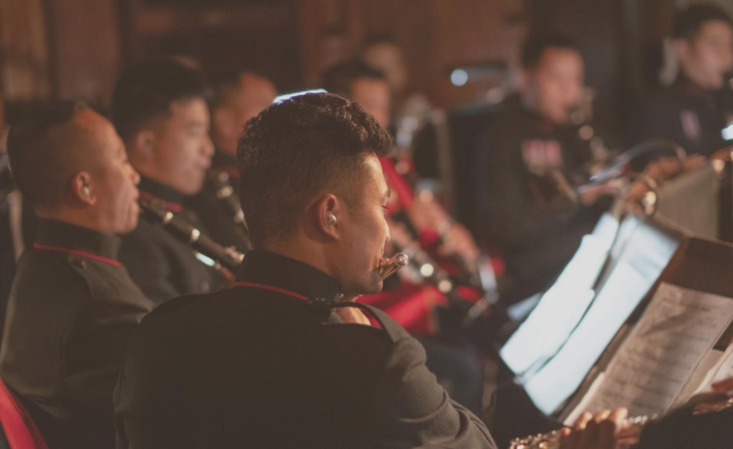 Викладач демонструє роботу з мікшерним пультом студентам